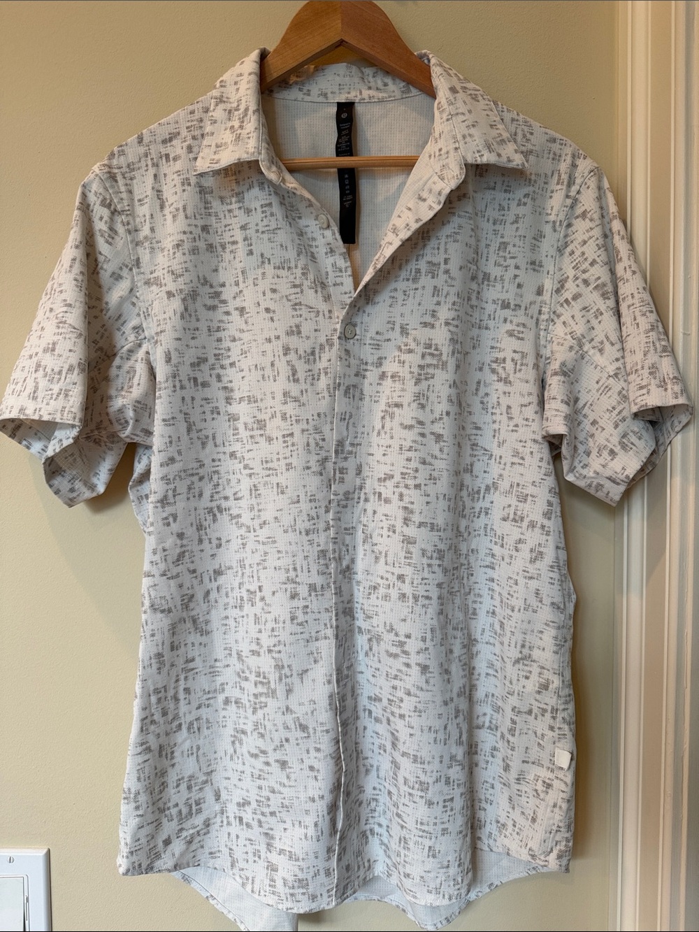 Lululemon Men’s Casual Short-Sleeve Button Down Shirt in White and Gray